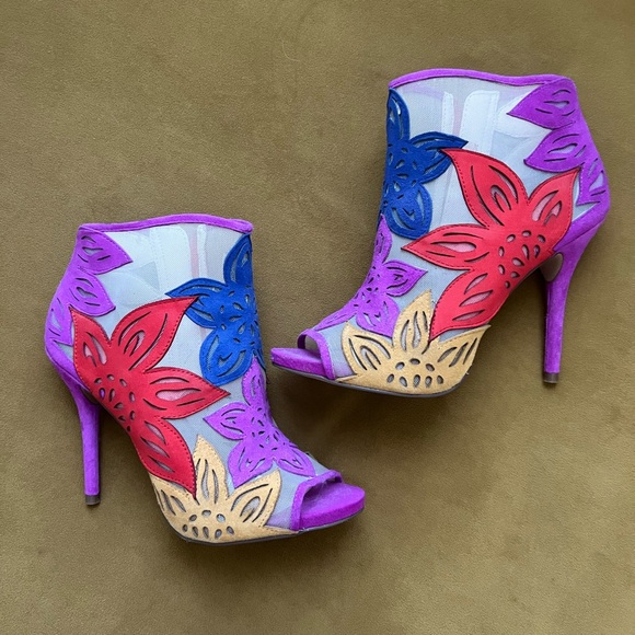 JESSICA SIMPSON
Bliths Floral & Mesh Peep-Toe Ankle Booties - Picture 10 of 11